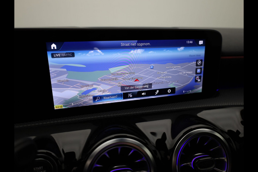 Mercedes-Benz A-Klasse 180 AMG Line | Panodak | Camera | Sfeer | Keyless | Prijs Rijklaar!!