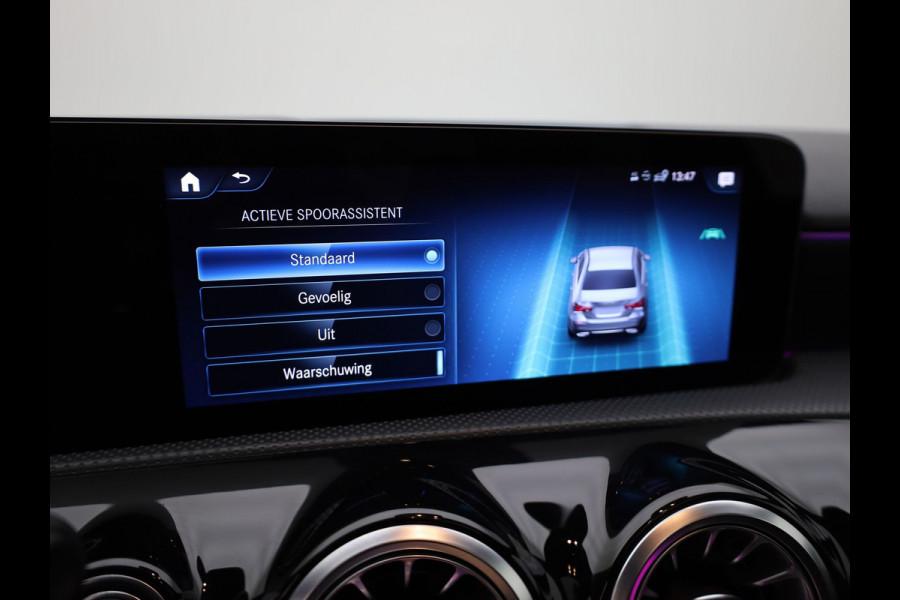 Mercedes-Benz A-Klasse 180 AMG Line | Panodak | Camera | Sfeer | Keyless | Prijs Rijklaar!!