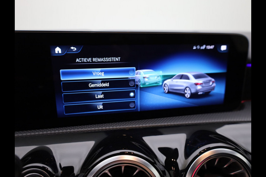 Mercedes-Benz A-Klasse 180 AMG Line | Panodak | Camera | Sfeer | Keyless | Prijs Rijklaar!!