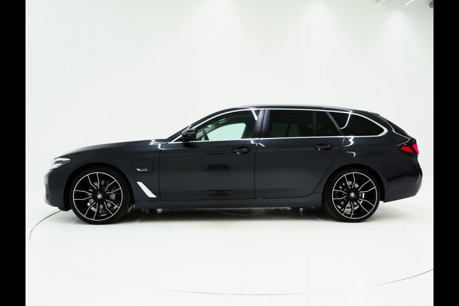 BMW 5 Serie Touring 530e | Leder | Memory | Stoelventilatie | Adaptive Cruise | Camera | Sfeerlicht | Dodehoek