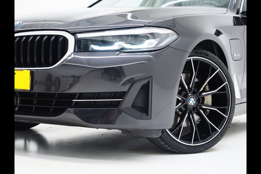 BMW 5 Serie Touring 530e | Leder | Memory | Stoelventilatie | Adaptive Cruise | Camera | Sfeerlicht | Dodehoek