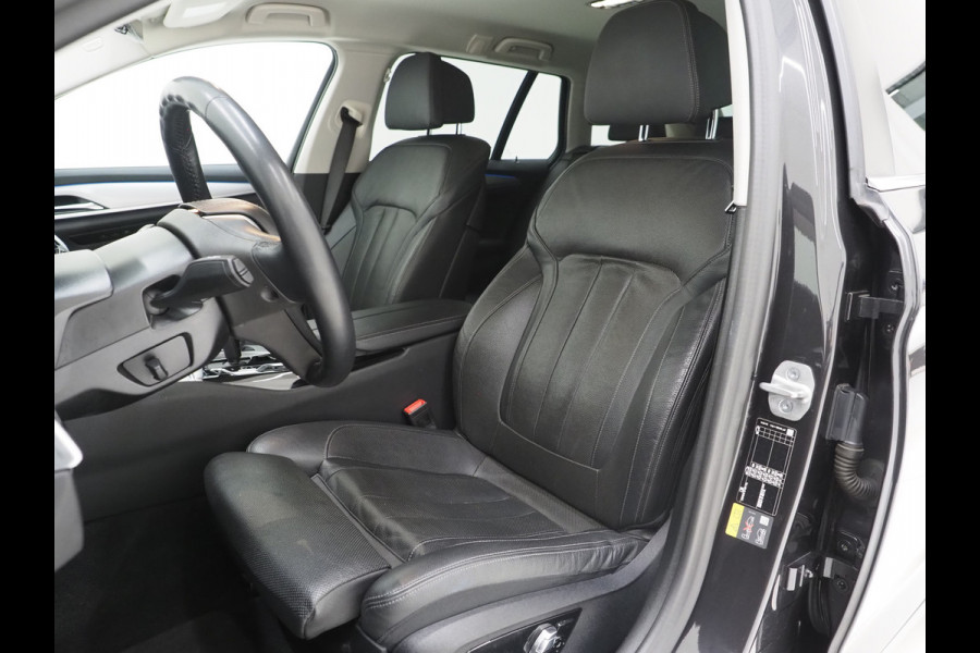BMW 5 Serie Touring 530e | Leder | Memory | Stoelventilatie | Adaptive Cruise | Camera | Sfeerlicht | Dodehoek