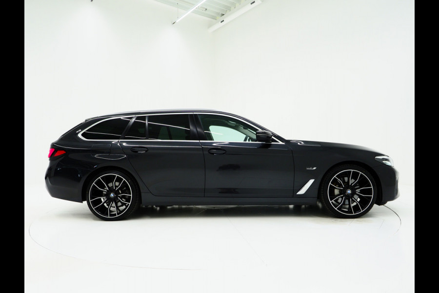 BMW 5 Serie Touring 530e | Leder | Memory | Stoelventilatie | Adaptive Cruise | Camera | Sfeerlicht | Dodehoek