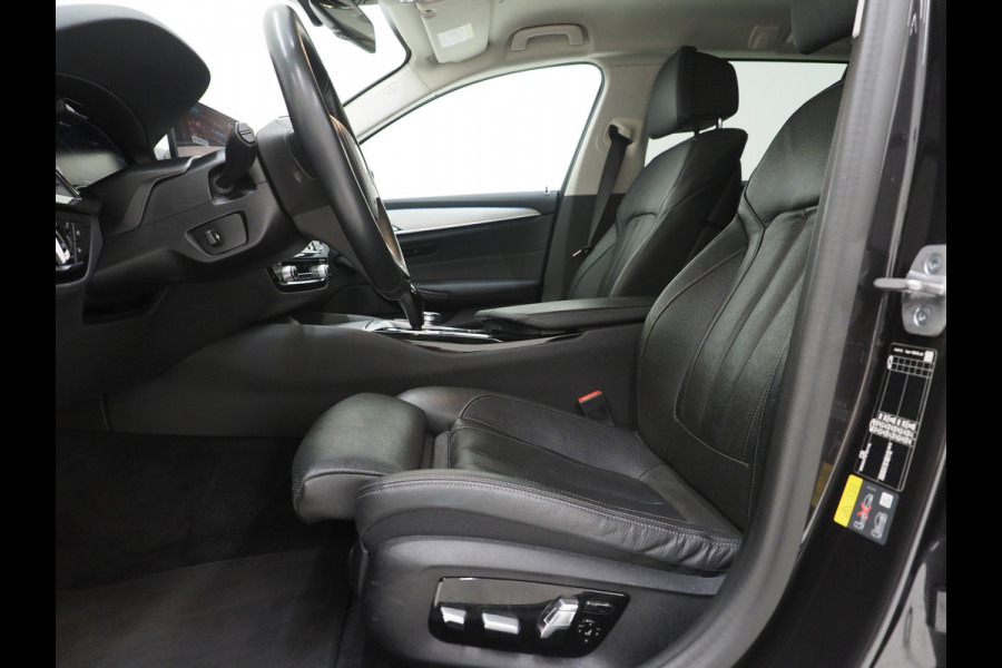 BMW 5 Serie Touring 530e | Leder | Memory | Stoelventilatie | Adaptive Cruise | Camera | Sfeerlicht | Dodehoek