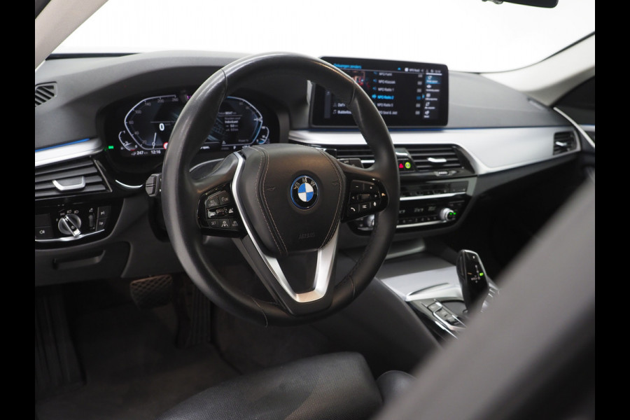 BMW 5 Serie Touring 530e | Leder | Memory | Stoelventilatie | Adaptive Cruise | Camera | Sfeerlicht | Dodehoek