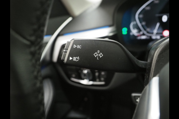 BMW 5 Serie Touring 530e | Leder | Memory | Stoelventilatie | Adaptive Cruise | Camera | Sfeerlicht | Dodehoek