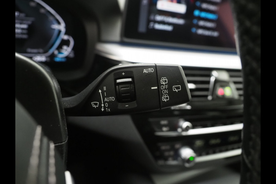 BMW 5 Serie Touring 530e | Leder | Memory | Stoelventilatie | Adaptive Cruise | Camera | Sfeerlicht | Dodehoek