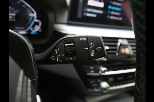 BMW 5 Serie Touring 530e | Leder | Memory | Stoelventilatie | Adaptive Cruise | Camera | Sfeerlicht | Dodehoek