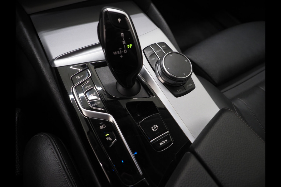 BMW 5 Serie Touring 530e | Leder | Memory | Stoelventilatie | Adaptive Cruise | Camera | Sfeerlicht | Dodehoek