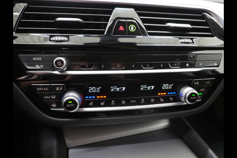 BMW 5 Serie Touring 530e | Leder | Memory | Stoelventilatie | Adaptive Cruise | Camera | Sfeerlicht | Dodehoek