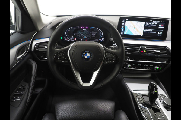 BMW 5 Serie Touring 530e | Leder | Memory | Stoelventilatie | Adaptive Cruise | Camera | Sfeerlicht | Dodehoek
