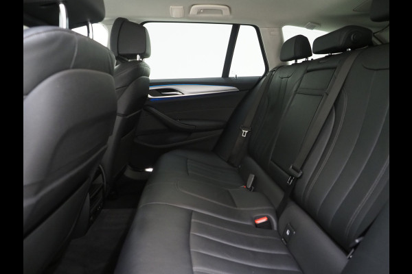 BMW 5 Serie Touring 530e | Leder | Memory | Stoelventilatie | Adaptive Cruise | Camera | Sfeerlicht | Dodehoek