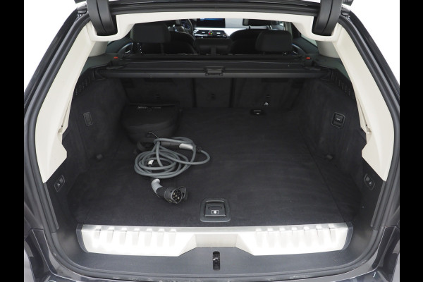 BMW 5 Serie Touring 530e | Leder | Memory | Stoelventilatie | Adaptive Cruise | Camera | Sfeerlicht | Dodehoek