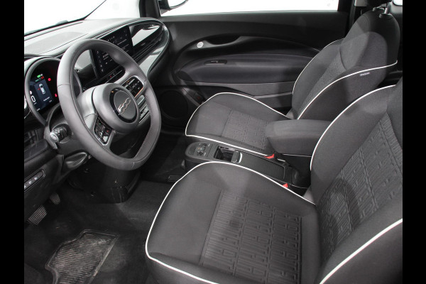 Fiat 500E Urban 42 kWh Airco Climatronic 360 Camera Stoelverwarming Keyless Wireless CarPlay Dodehoek Assistant 85 kW Charger Actieradius 320km WLTP