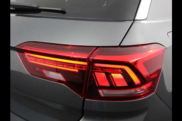 Volkswagen T-Roc 1.5 TSI 150pk Automaat R-Line Edition Navigatie Apple Carplay/Android Auto Camera Climate Control Electrisch te openen achterklep Dab Verwarmbare stoelen