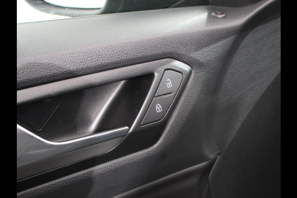 Volkswagen T-Roc 1.5 TSI 150pk Automaat R-Line Edition Navigatie Apple Carplay/Android Auto Camera Climate Control Electrisch te openen achterklep Dab Verwarmbare stoelen