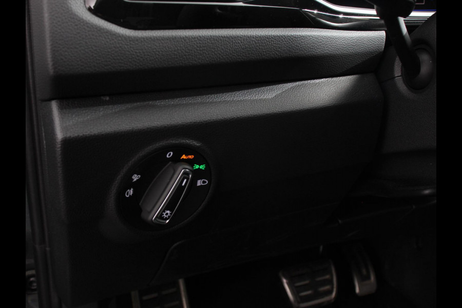 Volkswagen T-Roc 1.5 TSI 150pk Automaat R-Line Edition Navigatie Apple Carplay/Android Auto Camera Climate Control Electrisch te openen achterklep Dab Verwarmbare stoelen