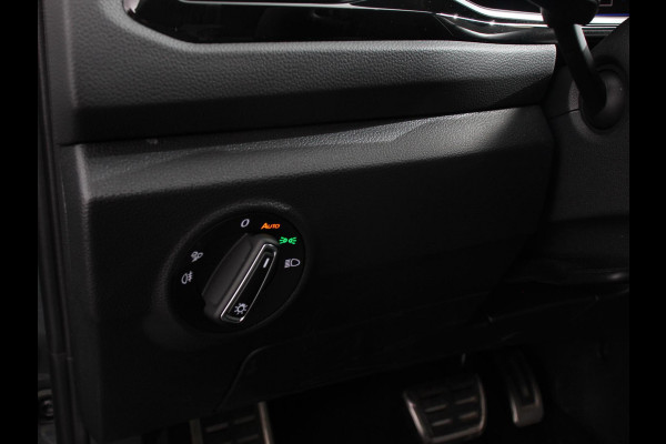 Volkswagen T-Roc 1.5 TSI 150pk Automaat R-Line Edition Navigatie Apple Carplay/Android Auto Camera Climate Control Electrisch te openen achterklep Dab Verwarmbare stoelen