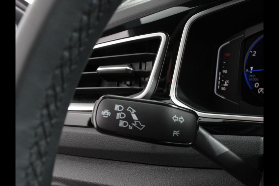 Volkswagen T-Roc 1.5 TSI 150pk Automaat R-Line Edition Navigatie Apple Carplay/Android Auto Camera Climate Control Electrisch te openen achterklep Dab Verwarmbare stoelen