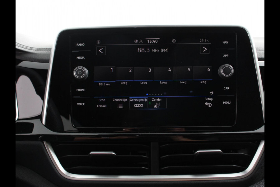 Volkswagen T-Roc 1.5 TSI 150pk Automaat R-Line Edition Navigatie Apple Carplay/Android Auto Camera Climate Control Electrisch te openen achterklep Dab Verwarmbare stoelen