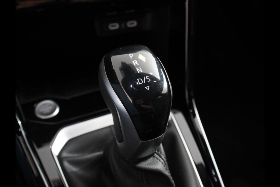Volkswagen T-Roc 1.5 TSI 150pk Automaat R-Line Edition Navigatie Apple Carplay/Android Auto Camera Climate Control Electrisch te openen achterklep Dab Verwarmbare stoelen