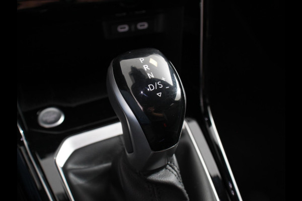 Volkswagen T-Roc 1.5 TSI 150pk Automaat R-Line Edition Navigatie Apple Carplay/Android Auto Camera Climate Control Electrisch te openen achterklep Dab Verwarmbare stoelen