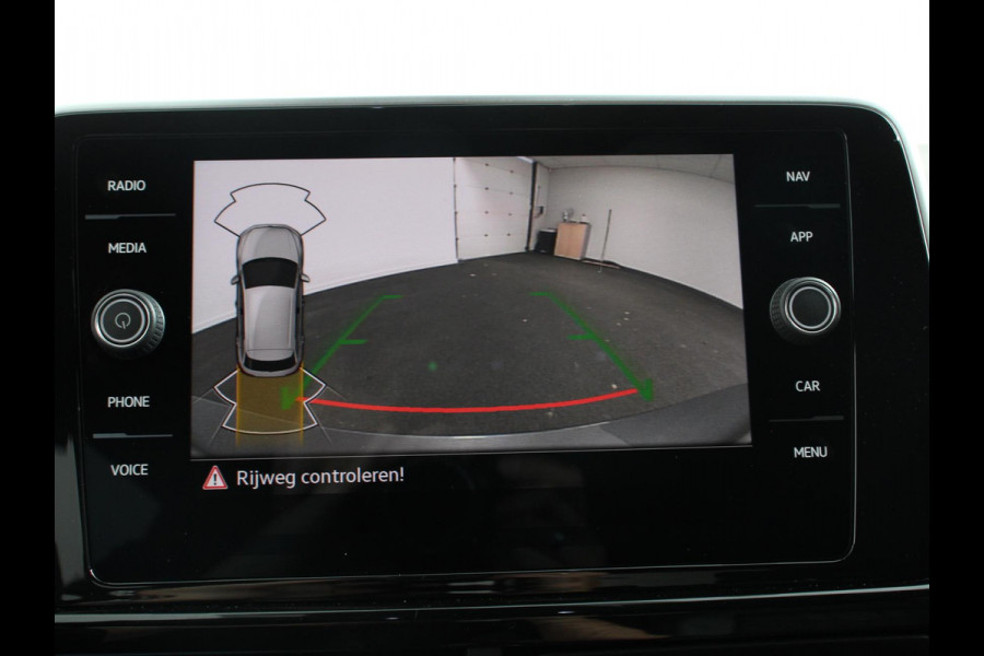 Volkswagen T-Roc 1.5 TSI 150pk Automaat R-Line Edition Navigatie Apple Carplay/Android Auto Camera Climate Control Electrisch te openen achterklep Dab Verwarmbare stoelen
