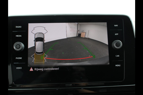 Volkswagen T-Roc 1.5 TSI 150pk Automaat R-Line Edition Navigatie Apple Carplay/Android Auto Camera Climate Control Electrisch te openen achterklep Dab Verwarmbare stoelen