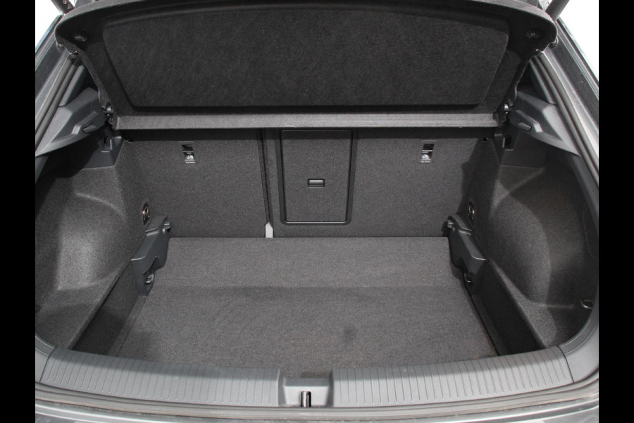 Volkswagen T-Roc 1.5 TSI 150pk Automaat R-Line Edition Navigatie Apple Carplay/Android Auto Camera Climate Control Electrisch te openen achterklep Dab Verwarmbare stoelen