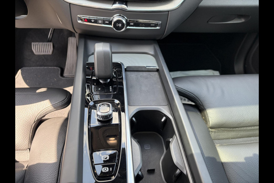 Volvo XC60 Plug-In Hybrid AWD T6 Plus Dark recharge ADAPT. CRUISE CONTROL | TREKHAAK | STUUR & STOEL VERWARMING | PANORAMA DAK | 360 GRADEN CAMERA | ELEK. STOELEN MET GEHEUGEN | HARMAN/KARDON AUDIO