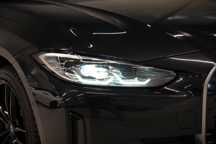 BMW i4 eDrive40 84 kWh | Stoelverwarming | Stuurverwarming | Apple Carplay | Adaptive Cruise Control | Memory Seat | Trekhaak | Camera | Parkeersensoren | Navigatie | Ambiance Verlichting | HIFI | SOH 96.52% |