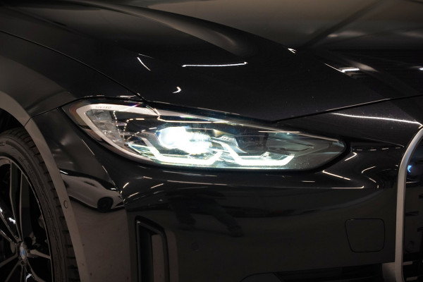 BMW i4 eDrive40 84 kWh | Stoelverwarming | Stuurverwarming | Apple Carplay | Adaptive Cruise Control | Memory Seat | Trekhaak | Camera | Parkeersensoren | Navigatie | Ambiance Verlichting | HIFI | SOH 96.52% |