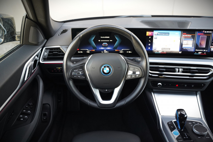 BMW i4 eDrive40 84 kWh | Stoelverwarming | Stuurverwarming | Apple Carplay | Adaptive Cruise Control | Memory Seat | Trekhaak | Camera | Parkeersensoren | Navigatie | Ambiance Verlichting | HIFI | SOH 96.52% |
