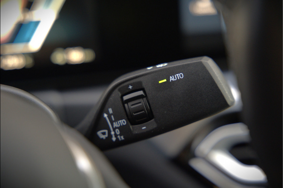 BMW i4 eDrive40 84 kWh | Stoelverwarming | Stuurverwarming | Apple Carplay | Adaptive Cruise Control | Memory Seat | Trekhaak | Camera | Parkeersensoren | Navigatie | Ambiance Verlichting | HIFI | SOH 96.52% |