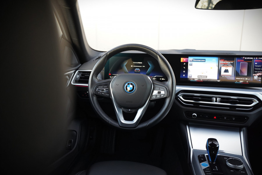 BMW i4 eDrive40 84 kWh | Stoelverwarming | Stuurverwarming | Apple Carplay | Adaptive Cruise Control | Memory Seat | Trekhaak | Camera | Parkeersensoren | Navigatie | Ambiance Verlichting | HIFI | SOH 96.52% |