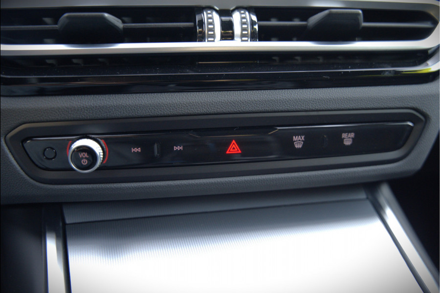 BMW i4 eDrive40 84 kWh | Stoelverwarming | Stuurverwarming | Apple Carplay | Adaptive Cruise Control | Memory Seat | Trekhaak | Camera | Parkeersensoren | Navigatie | Ambiance Verlichting | HIFI | SOH 96.52% |
