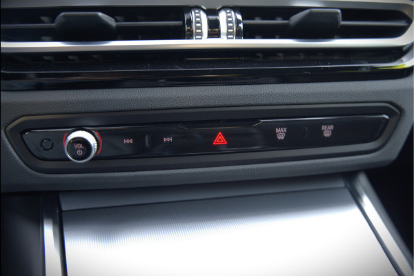 BMW i4 eDrive40 84 kWh | Stoelverwarming | Stuurverwarming | Apple Carplay | Adaptive Cruise Control | Memory Seat | Trekhaak | Camera | Parkeersensoren | Navigatie | Ambiance Verlichting | HIFI | SOH 96.52% |