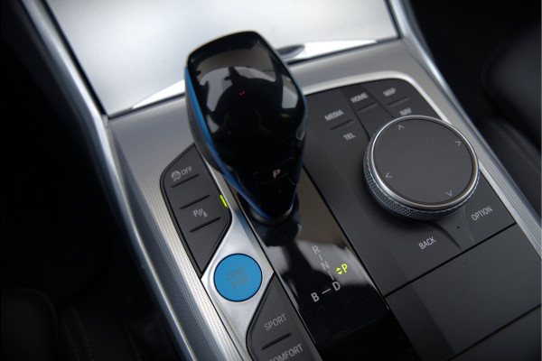 BMW i4 eDrive40 84 kWh | Stoelverwarming | Stuurverwarming | Apple Carplay | Adaptive Cruise Control | Memory Seat | Trekhaak | Camera | Parkeersensoren | Navigatie | Ambiance Verlichting | HIFI | SOH 96.52% |