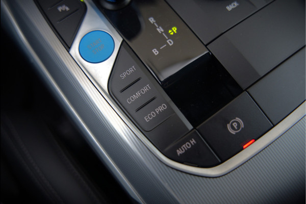 BMW i4 eDrive40 84 kWh | Stoelverwarming | Stuurverwarming | Apple Carplay | Adaptive Cruise Control | Memory Seat | Trekhaak | Camera | Parkeersensoren | Navigatie | Ambiance Verlichting | HIFI | SOH 96.52% |