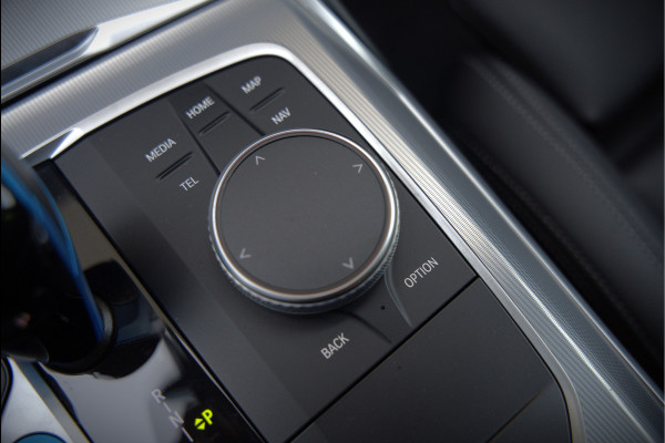 BMW i4 eDrive40 84 kWh | Stoelverwarming | Stuurverwarming | Apple Carplay | Adaptive Cruise Control | Memory Seat | Trekhaak | Camera | Parkeersensoren | Navigatie | Ambiance Verlichting | HIFI | SOH 96.52% |