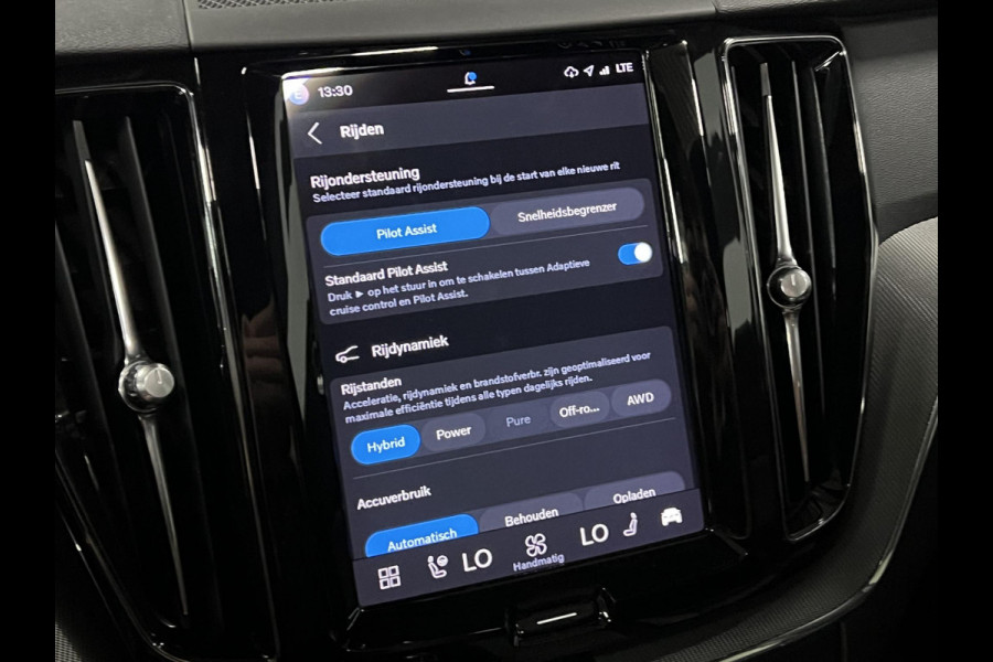 Volvo XC60 T6 AWD Recharge Plus Dark Adaptive cruise | Open dak | Stuur-/Stoelverwarming | Harman & Kardon | Camera | Google | 21" wielen