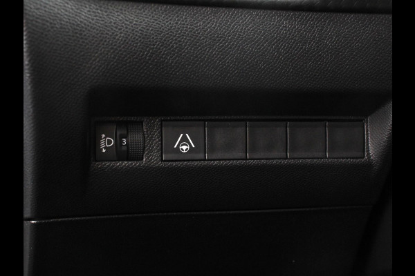 Peugeot 2008 1.2 Hybrid 136 pk Automaat Allure Navigatie Apple Carplay/Android Auto Climate Control Dab Led Parkeer sensoren Cruise Control Stoelverwarming