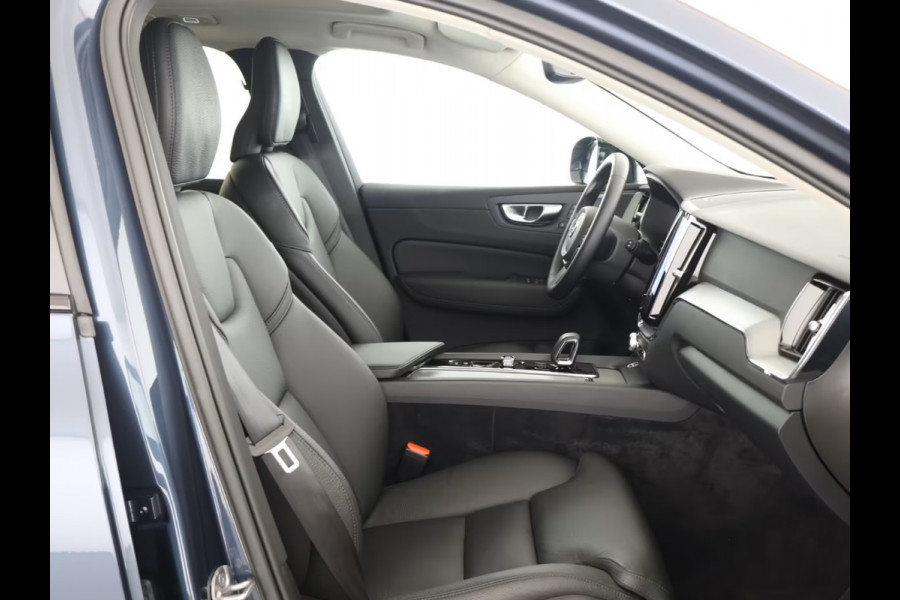 Volvo XC60 2.0 T8 Plug-in hybrid AWD Plus Dark (335kW/455PK) ** PANO, TREKH, ACC, HuD, 20-inch LMV ** 1e EIG - UNFALLFREI ** ** INFORMEER OOK NAAR ONZE AANTREKKELIJKE FINANCIAL-LEASE TARIEVEN **