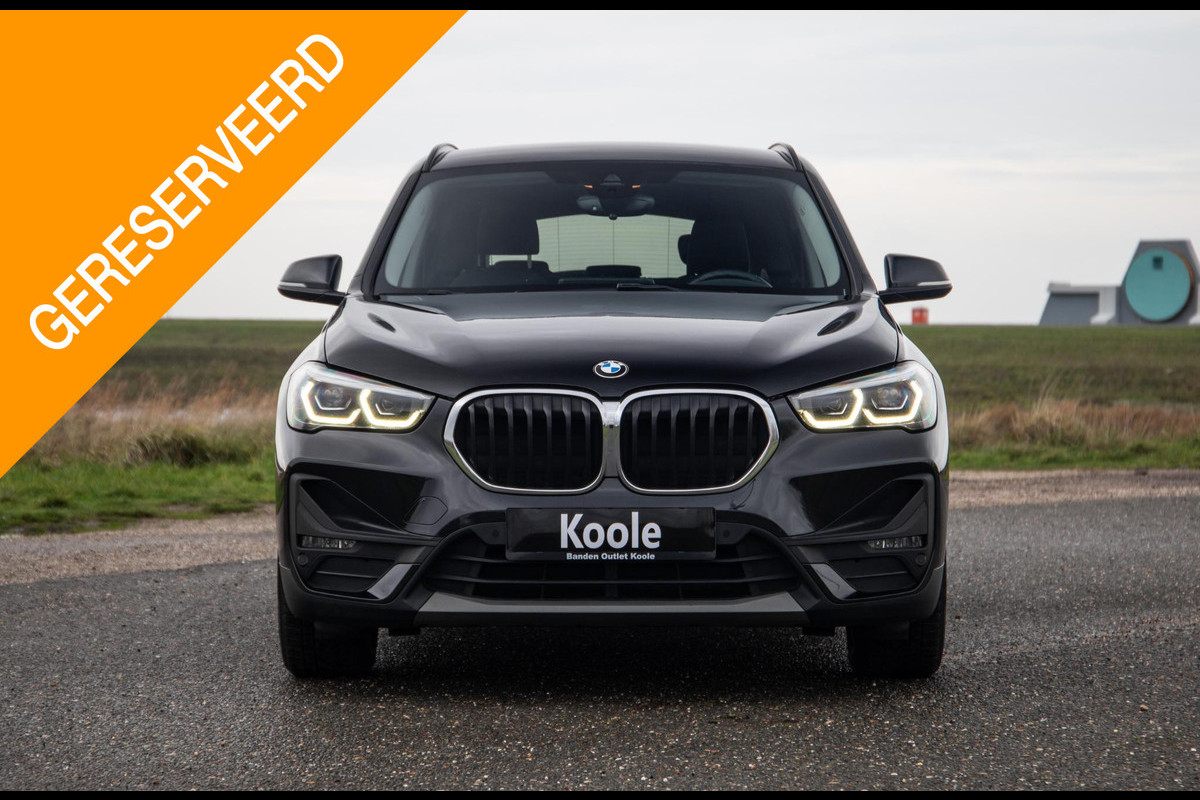 BMW X1 xDrive25e Executive CAMERA / CARPLAY / HEAD UP DISPLAY / LEDER / LED / CRUISE CONTROLE / STOELVERWARMING