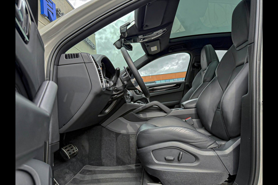 Porsche Cayenne Coupé 3.0 E 462PK V6 SportDesign GTS Krijt/Kreide|Pano|HUD|Luchtv.|4-Wiel besturing|360°|ACC|Kuipstoelen|Bose|22''