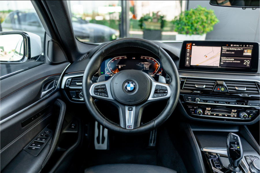 BMW 5 Serie Touring 530i xDrive Business Edition Plus - Origineel NL | M Sport | Panorama | Memory | Stuurverwarming