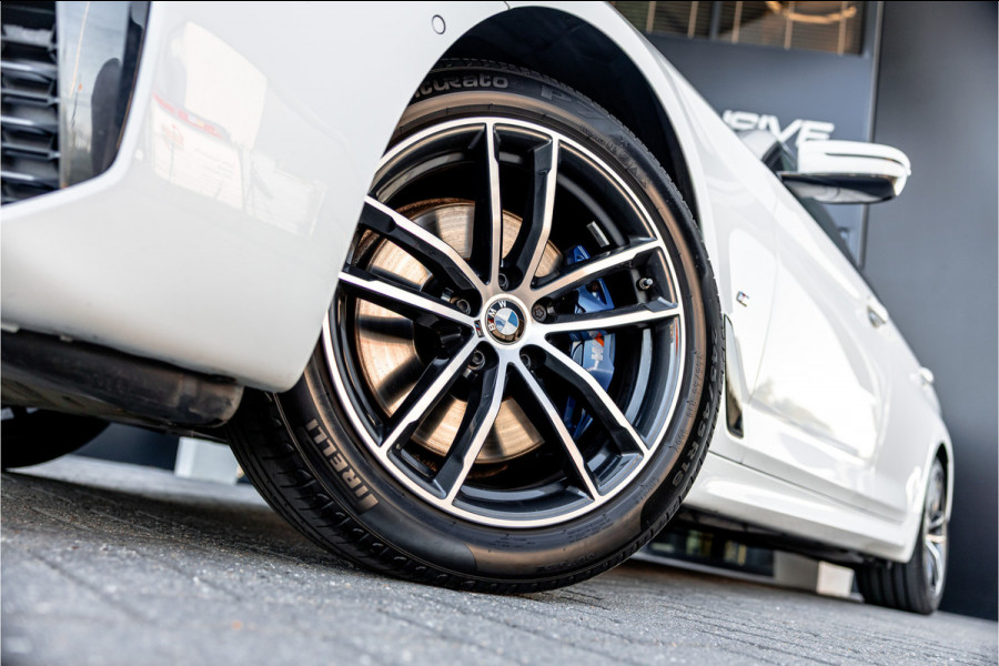 BMW 5 Serie Touring 530i xDrive Business Edition Plus - Origineel NL | M Sport | Panorama | Memory | Stuurverwarming