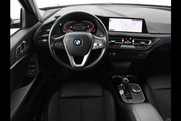 BMW 1-serie 118i Executive Edition Sport Line | Half Leder | Carplay | Cruise control | Park assist | Sfeerverlichting | Climate contol | Virtual Dashboard | Full LED | Navigatie |