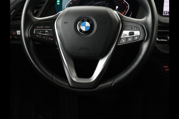 BMW 1-serie 118i Executive Edition Sport Line | Half Leder | Carplay | Cruise control | Park assist | Sfeerverlichting | Climate contol | Virtual Dashboard | Full LED | Navigatie |