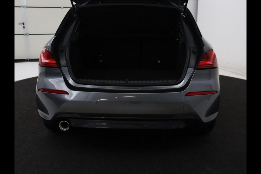 BMW 1-serie 118i Executive Edition Sport Line | Half Leder | Carplay | Cruise control | Park assist | Sfeerverlichting | Climate contol | Virtual Dashboard | Full LED | Navigatie |